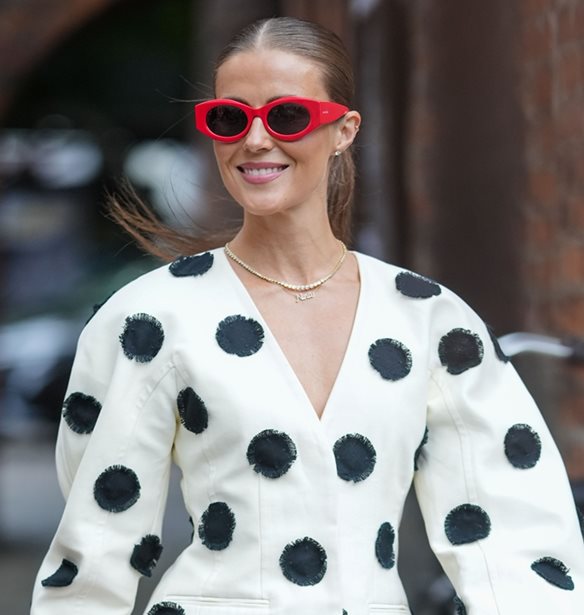 Polka dot: Πώς θα φορέσεις την εμμονή του καλοκαιριού τον φετινό χειμώνα