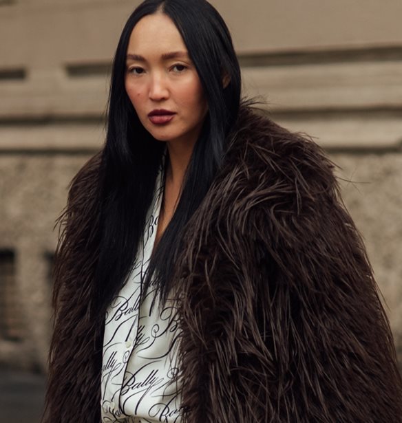 Latte looks: 10 items σε καφέ και λευκό που θα δημιουργήσουν τα πιο κομψά casual outfits του χειμώνα