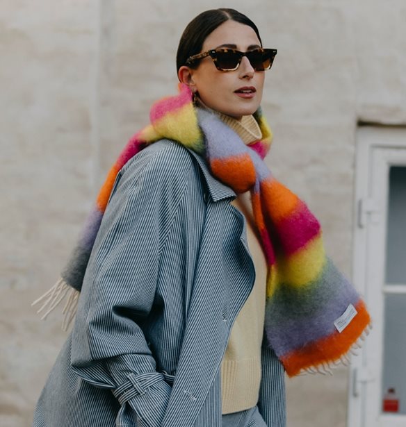 Ξέχνα το κασκόλ: Αυτό το item έχει την έγκριση των πιο stylish girls τώρα