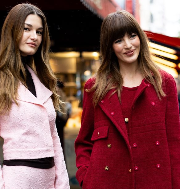 Ξέχνα το κόκκινο: Αυτή η απρόσμενη απόχρωση θα "απογειώσει" τα festive λουκ σου