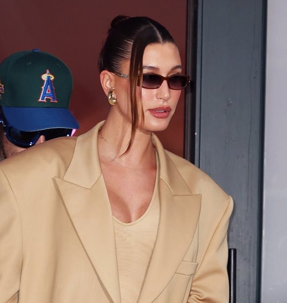 Hailey Bieber: 5 looks της σταρ που θα αντιγράψω τη νέα χρονιά