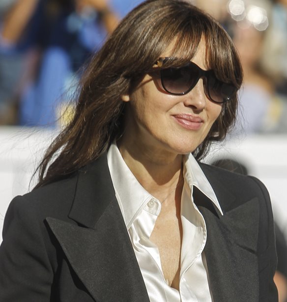 Monica Bellucci: Αυτό είναι το μυστικό της για να σβήνει τις λεπτές γραμμές από τα χείλη της