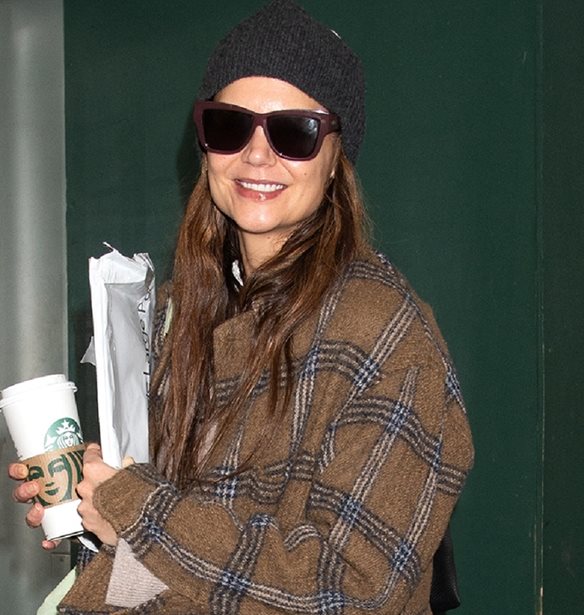 Katie Holmes: Εδώ θα βρεις τα stylish sneakers που δεν αποχωρίζεται