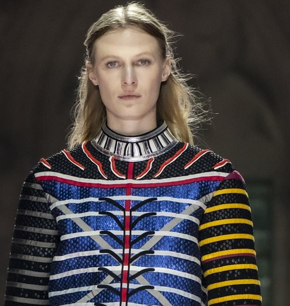 Louis Vuitton Cruise 2026: Ο Nicolas Ghesquière επανεφευρίσκει το ντύσιμο ως θεατρική πράξη