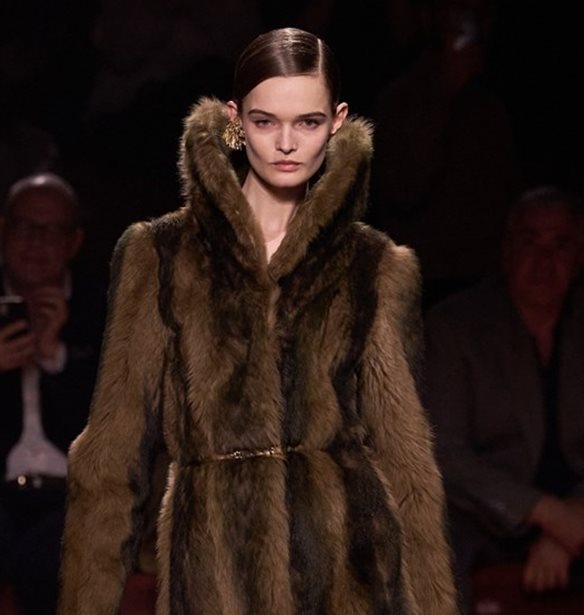 Dress to impress: 3+1 γούνες που θα φορεθούν αυτό τον χειμώνα