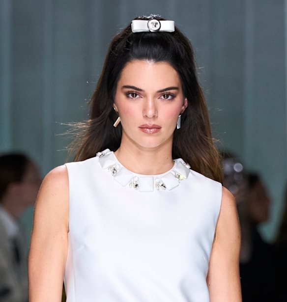 Η Kendall Jenner με το ιδιαίτερο πορτοκαλί φόρεμα που έκλεψε τις εντυπώσεις στην πασαρέλα του οίκου Chanel