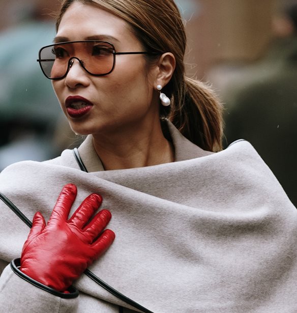 Αυτό είναι το κομψό αξεσουάρ του χειμώνα που επιστρέφει δυναμικά