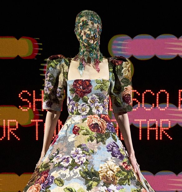 Valentino Haute Couture SS25: Μέσα στο γοητευτικά πληθωρικό σύμπαν του Alessandro Michele