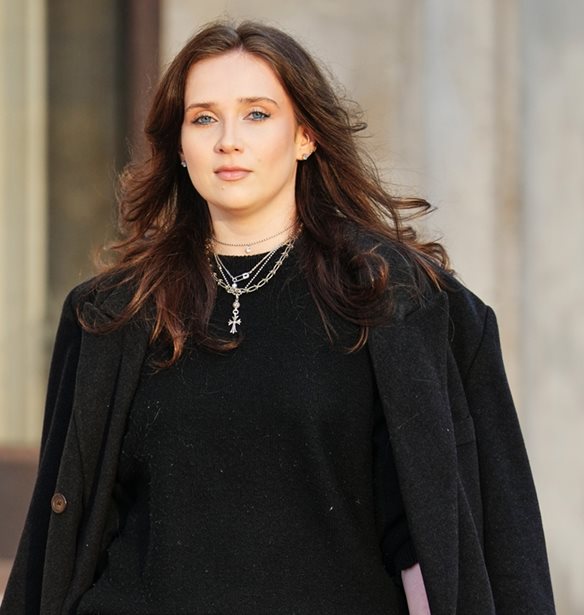 Απεχθάνεσαι τις παγιέτες; Αυτά τα μίνιμαλ λουκ θα σου δώσουν έμπνευση για τις festive εμφανίσεις σου