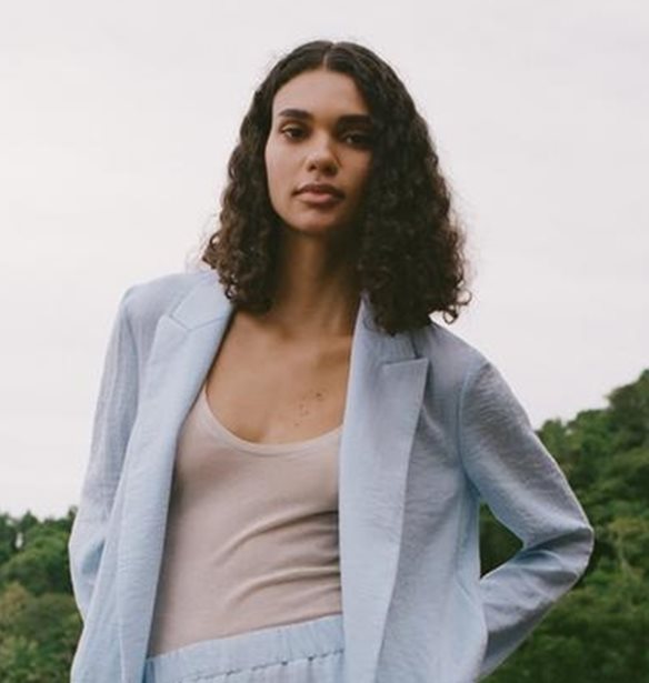 Αυτό το τύπου λινό κοστούμι από ZARA είναι ό,τι πιο κομψό θα δεις σήμερα