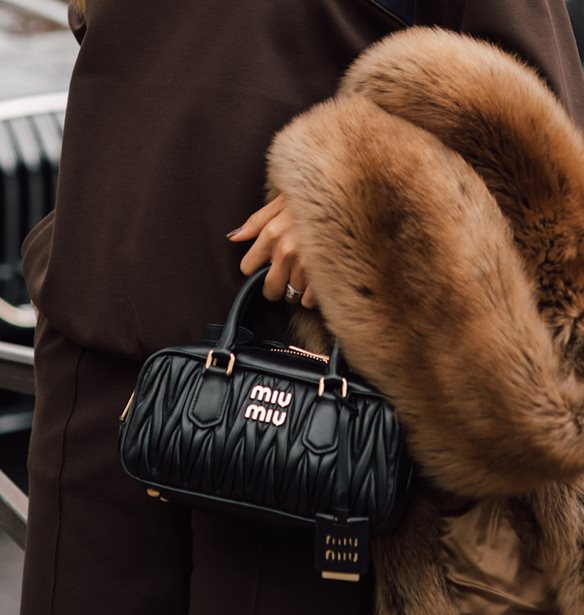 Γούνινο κασκόλ: Το must have item του χειμώνα και πώς να το φορέσεις