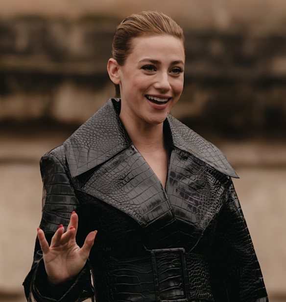 Η Lili Reinhart φόρεσε το δερμάτινο παλτό που θα γίνει το επόμενο fashion item που θα αποκτήσεις