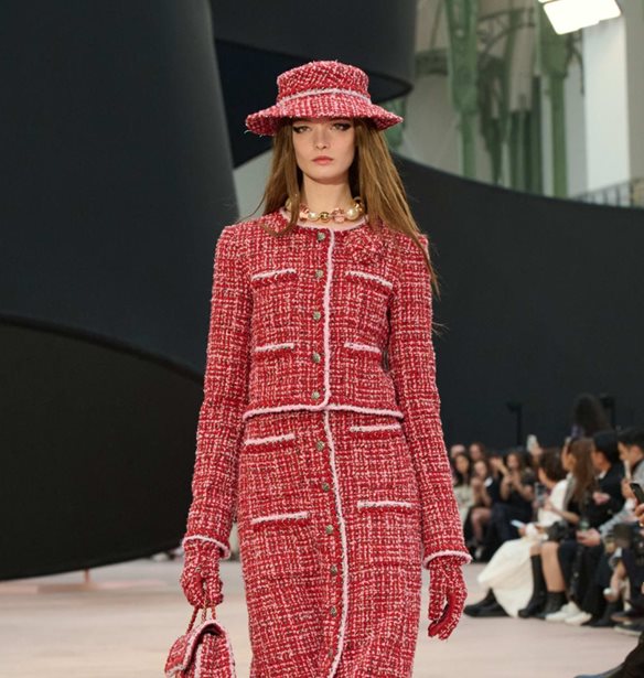 CHANEL FW25/26: Η νέα συλλογή παρουσιάζει την παραμυθένια εκδοχή των staples του luxury brand