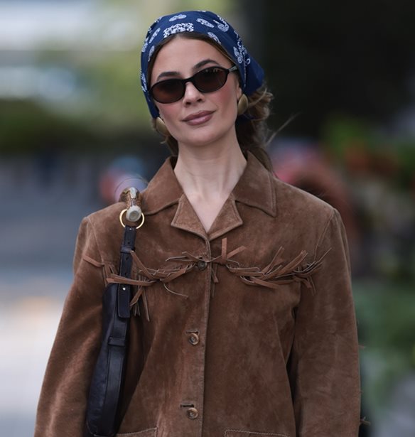 Η μπαντάνα επέστρεψε: Οι fashion experts μάς δείχνουν πώς θα τη φορέσουμε το 2025