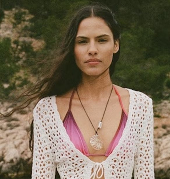 Το crochet φόρεμα από MANGO που θα φοράς από την παραλία στο ποτό