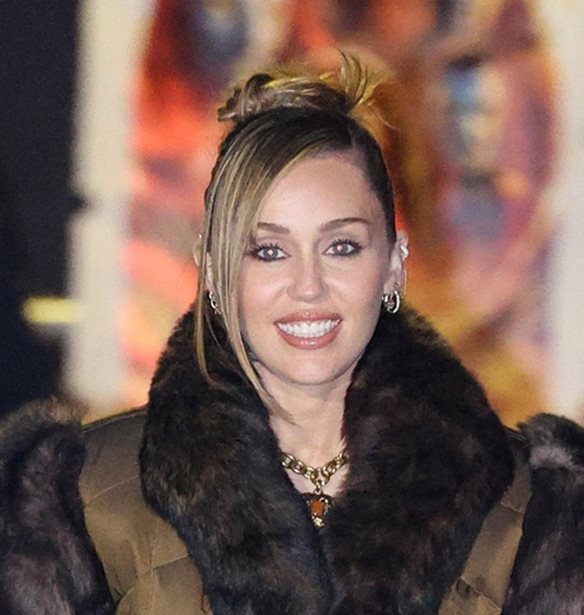 Miley Cyrus: Η statement γούνα που θα θες να προσθέσεις στην γκαρνταρόμπα σου