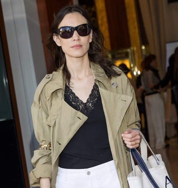 Η Alexa Chung είναι σαν κι εμάς: Η Mango καμπαρντίνα που φόρεσε στις Κάννες