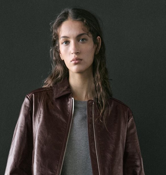 Το glossy τζάκετ από Massimo Dutti που θα φοράς από το πρωί μέχρι το βράδυ