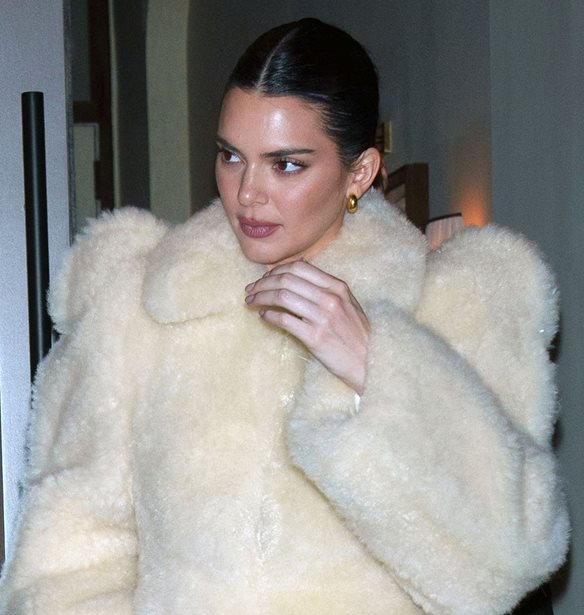 Βρήκαμε το αγαπημένο προϊόν της Kendall Jenner για αξεπέραστη λάμψη στην επιδερμίδα