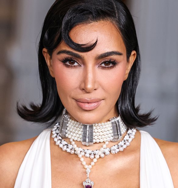 Kim Kardashian: Υιοθέτησε το πιο θηλυκό hair-look
