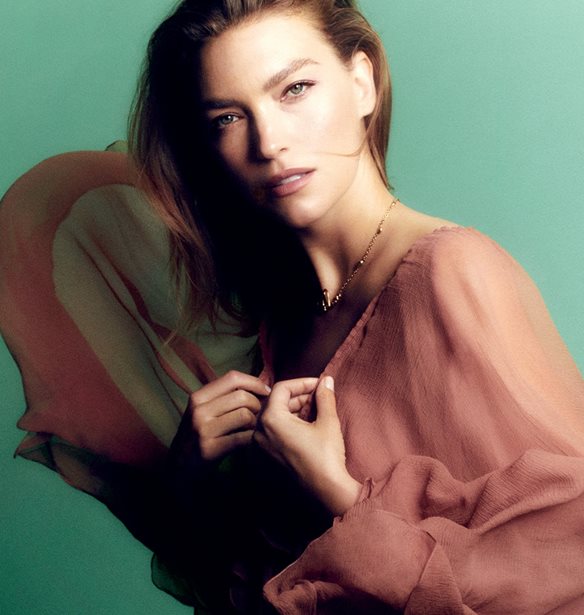 Η Arizona Muse παραμένει πιστή στον στόχο της
