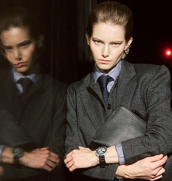 Από το γραφείο στην έξοδο: Τα office looks παραδίδονται στο σαγηνευτικό σκοτάδι