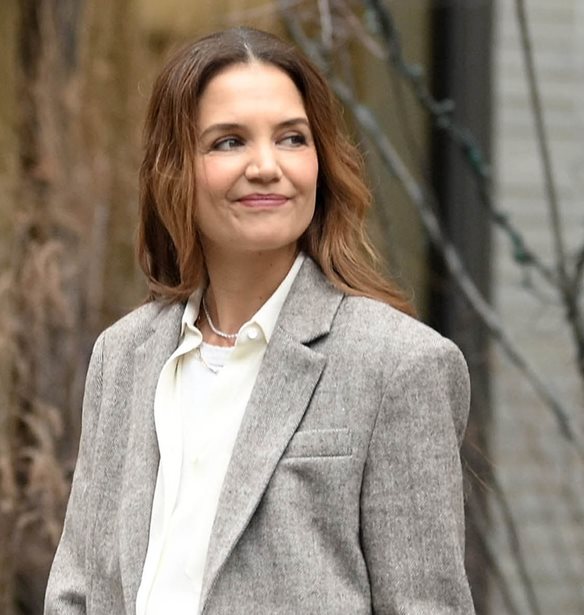We're obsessed: Η Katie Holmes φόρεσε το απόλυτο outfit για τη μεταβατική περίοδο
