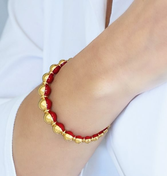 Scarlet gold beaded cuff: Αυτό το γούρι αντλεί έμπνευση από την τέχνη της αρχαιότητας