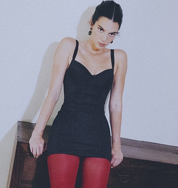 Η Kendall Jenner μας δείχνει πώς θα αναβαθμίσουμε το απλό μαύρο φόρεμα