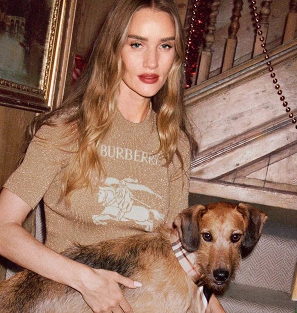 Η Rosie Huntington-Whiteley πρωταγωνιστεί στην απόλυτη χριστουγεννιατική καμπάνια που θα μας βάλει σε γιορτινό mood