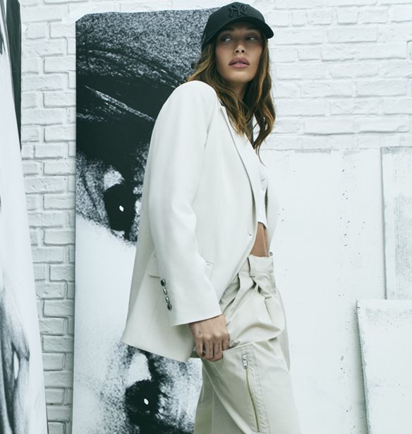 DKNY: Η Hailey Bieber είναι το πρόσωπο της καμπάνιας για την Άνοιξη 2026