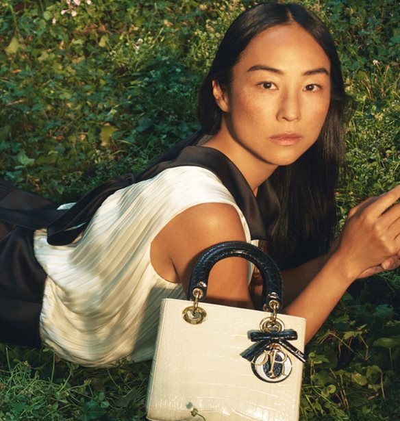 Lady Dior: Η νέα καμπάνια του οίκου με την υπογραφή του Jonathan Anderson