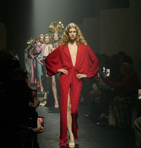 Valentino Haute Couture SS26: Όταν το ένδυμα γίνεται αντικείμενο σιωπηλής λατρείας