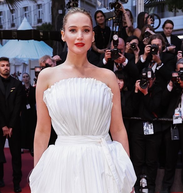 Κάννες 2025: Οι εντυπωσιακές εμφανίσεις της Jennifer Lawrence στο Φεστιβάλ Κινηματογράφου είχαν την υπογραφή του οίκου Dior