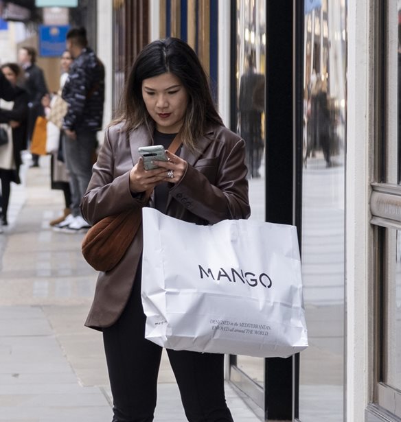 Εκπτώσεις μέχρι -50%: 12 items από MANGO που αξίζουν μία θέση στη ντουλάπα σου