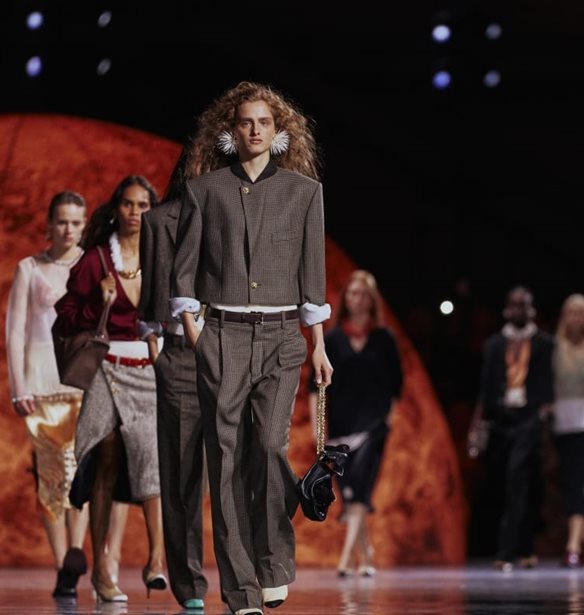 Chanel SS26: Στο σύμπαν του Matthieu Blazy δεν υπάρχει χοροχρόνος, μόνο αυθεντική αγάπη για τη μόδα