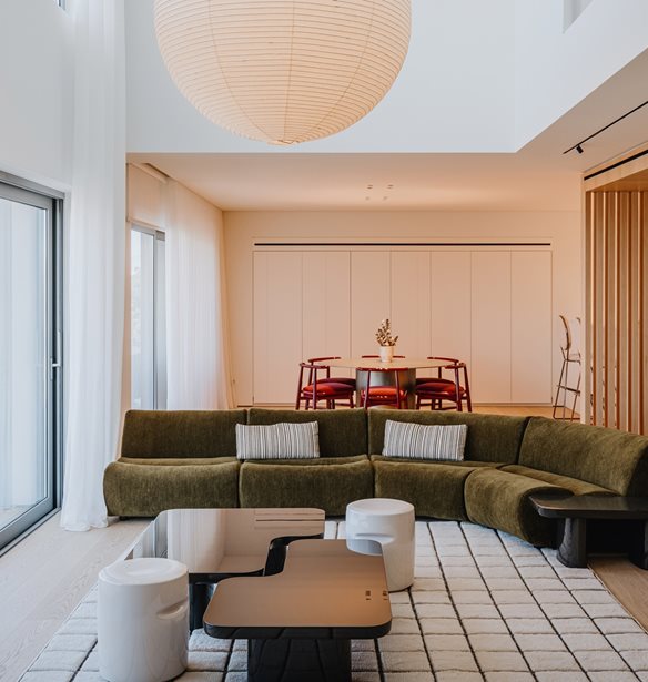 RM Penthouse: Μια σύγχρονη φωτεινή ρετιρέ κατοικία στα Νότια Προάστεια που ισορροπεί ανάμεσα στον μινιμαλισμό και την οικειότητα