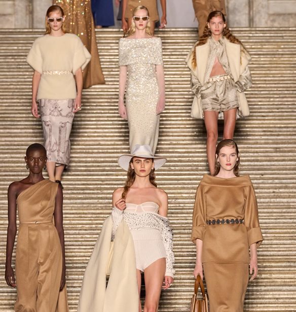 Max Mara Resort 2026: Μία συλλογή φόρος- τιμής στη Νάπολη, που ενώνει τη γυναίκα του χθες με την τολμηρή γυναίκα του σήμερα