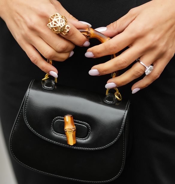 Cloud Dancer: 5 εντυπωσιακά μανικιούρ στο χρώμα της χρονιάς