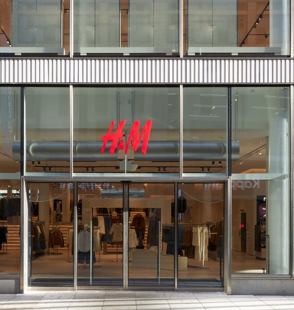 Η H&M ανακοινώνει την πολυαναμενόμενη επαναλειτουργία των ανανεωμένων καταστημάτων της σε Αθήνα και Θεσσαλονίκη