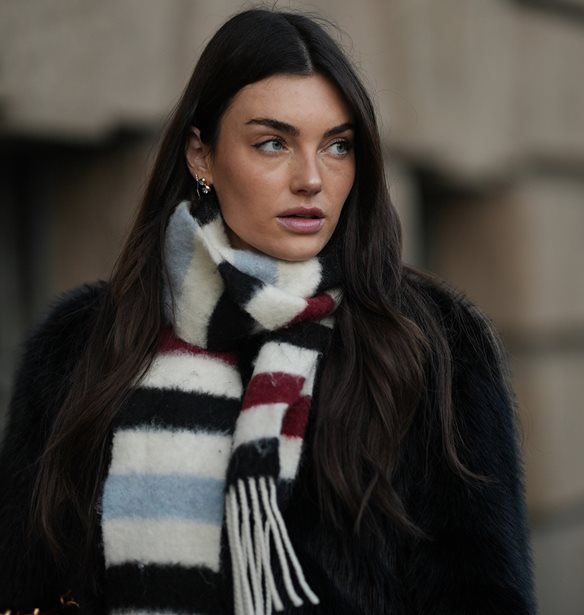 Στην άκρη το κασκόλ: Αυτή είναι η μεγαλύτερη τάση που έχουν υιοθετήσει τα stylish girls