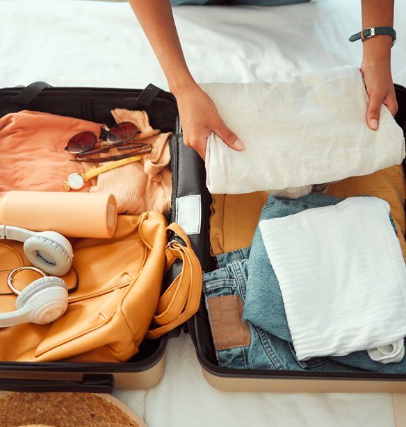 Vacation loading: Έτσι θα χωρέσεις στη χειραποσκευή περισσότερα outfits για τις διακοπές σου