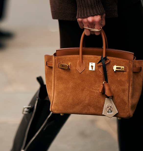 Λεκές στο suede; Πώς πρέπει να φροντίζεις τα suede items της γκαρνταρόμπας σου