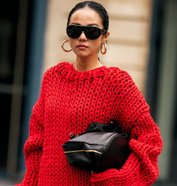 Κόκκινο πουλόβερ: 14 λουκ που θα σε πείσουν να το προσθέσεις στην γκαρνταρόμπα σου