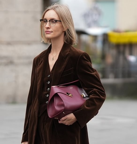 Βελούδινα παντελόνια: Η stylish επιλογή για όλα τα πάρτι της σεζόν