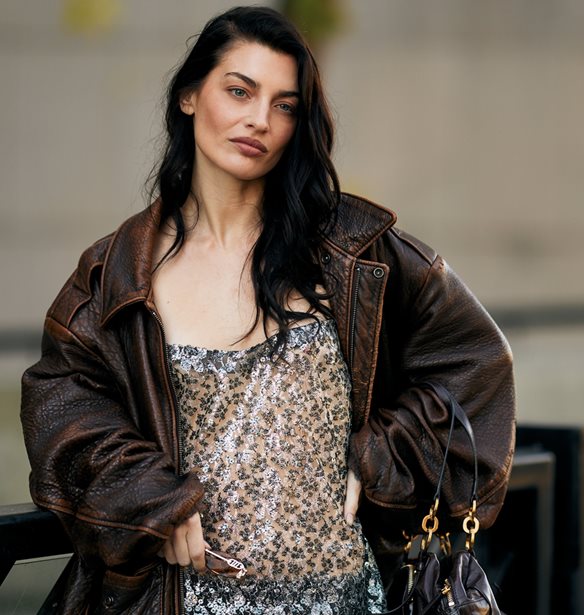 Θα βγεις για ποτό το ΣΚ; 3 stylish τρόποι να φορέσεις τη φούστα με παγιέτες
