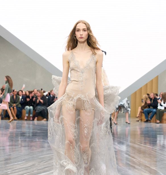 Dior SS26: Όλα τα μάτια στραμμένα στο ντεμπούτο του Jonathan Anderson