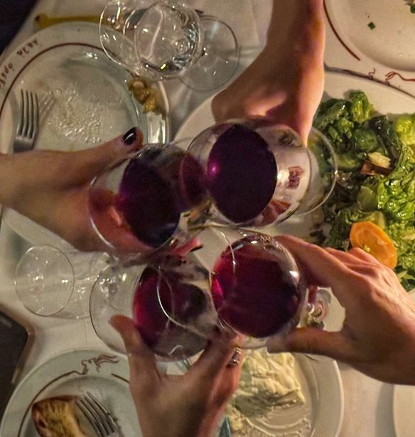 Γιατί έγινε ξανά της μόδας η ταβέρνα
