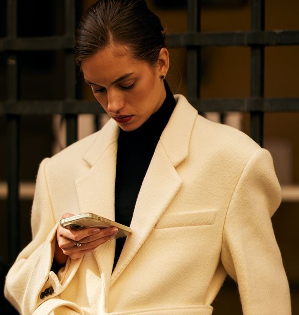 Stylish και άνετη: Έτσι θα φορέσεις το αγαπημένο σου blazer το βράδυ και δεν θα κρυώνεις