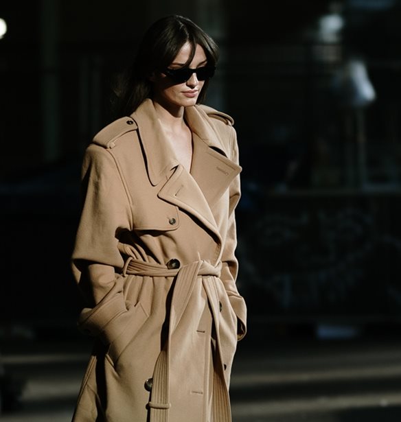 All-day chic: 8 stylish καμπαρντίνες που θα χαίρεσαι να φοράς από το πρωί μέχρι το βράδυ